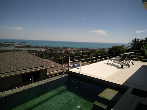 A rooftop pool with a view of the ocean and a cityscape. - Perfect Villa Koh Samui in the mountain Fantastic Sea View (Koh Samui)
