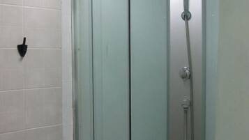 Suihku, hiustenkuivaaja, pyyhkeet