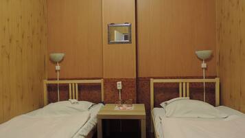 Silitysrauta/-lauta, ilmainen Wi-Fi, vuodevaatteet