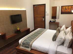 Minibar, in-room safe, desk, iron/ironing board