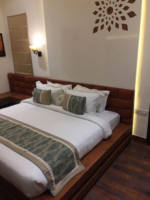 Minibar, in-room safe, desk, iron/ironing board