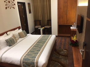 Minibar, in-room safe, desk, iron/ironing board