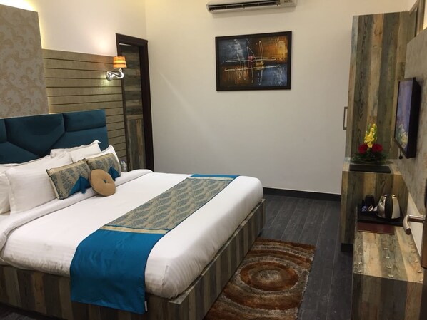 Minibar, in-room safe, desk, iron/ironing board