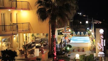 Facciata della struttura - sera/notte