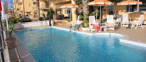Piscine extérieure (ouverte en saison), piscine sur le toit
