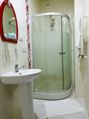Combined shower/tub, free toiletries - ROYAL PALACE Tbilisi (Tbilisi)