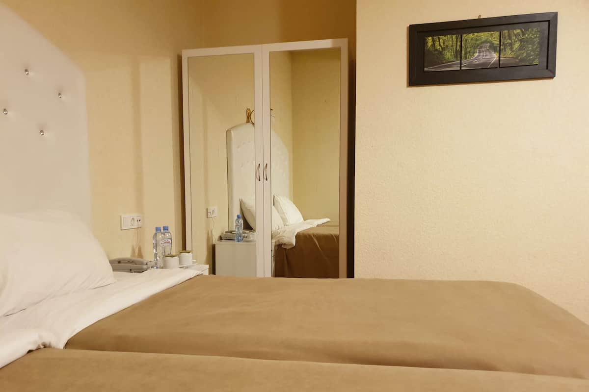 Comfort Room | 1 bedroom, minibar, desk, soundproofing