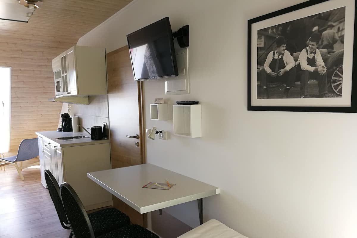 Standard Twin Room, Kitchen | 1 bilik tidur, peralatan tempat tidur hipoalergenik