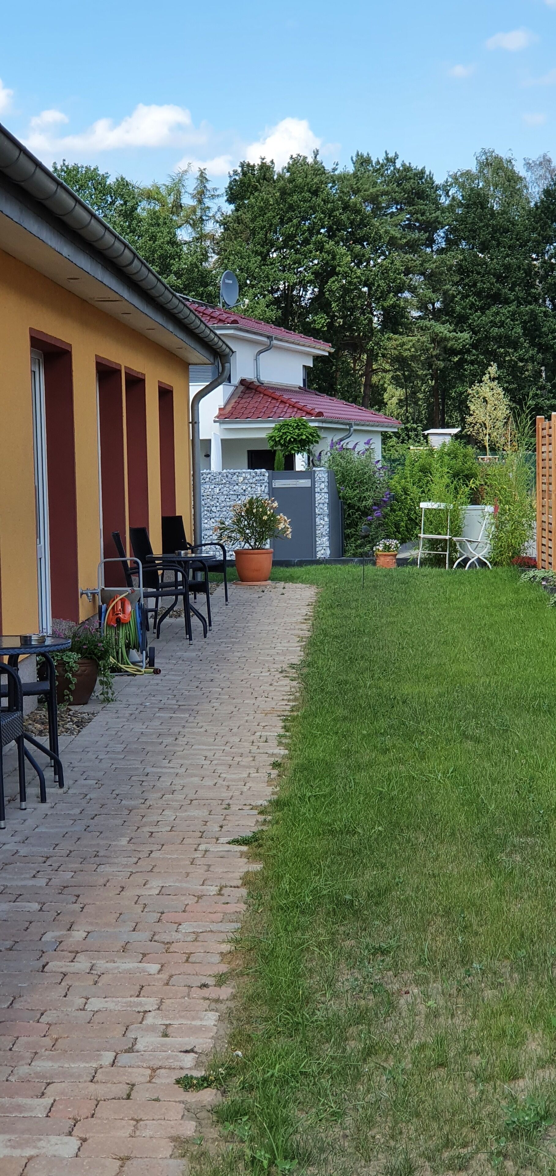 Un patio con mobiliario exterior y césped.