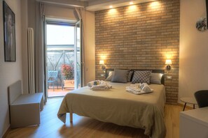デラックス ダブルルーム テラス | 高級寝具、デスク、WiFi (無料)、ベッドシーツ