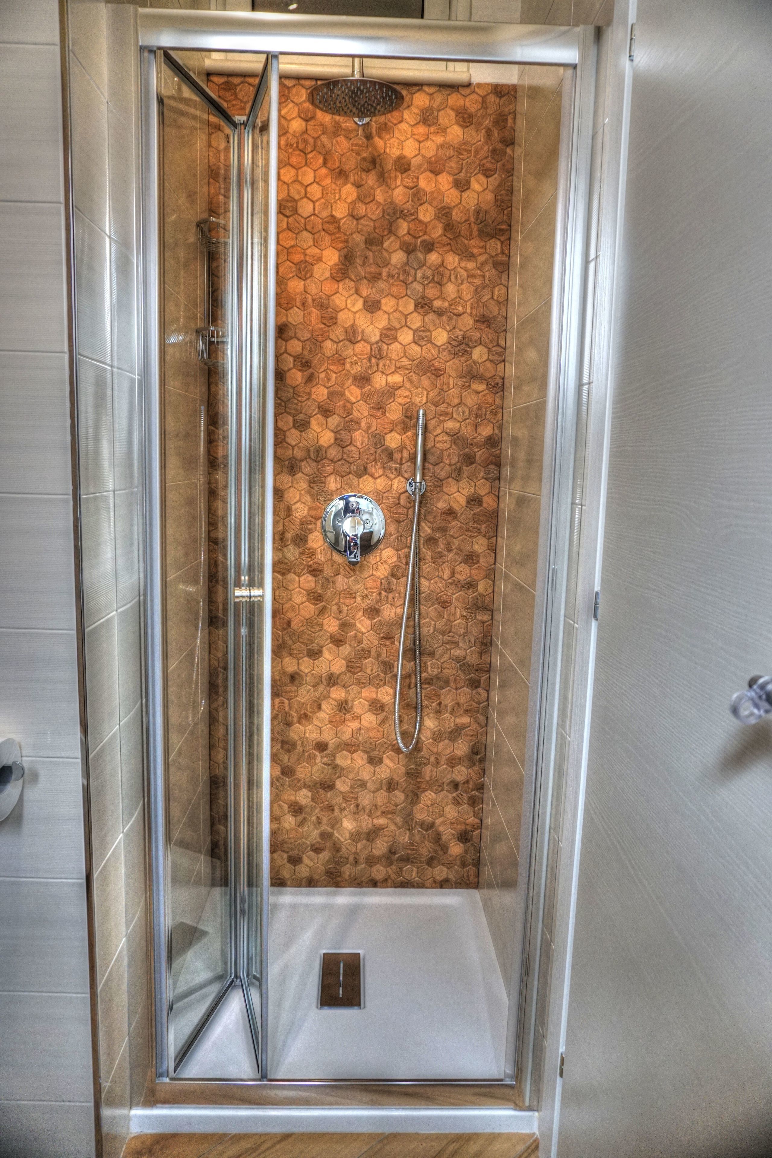 Quarto casal luxo | Banheiro | Chuveiro, banheira de imersão, produtos de toalete grátis 