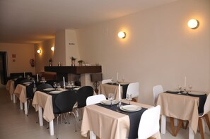 Desayuno buffet (EUR 6 por persona) 