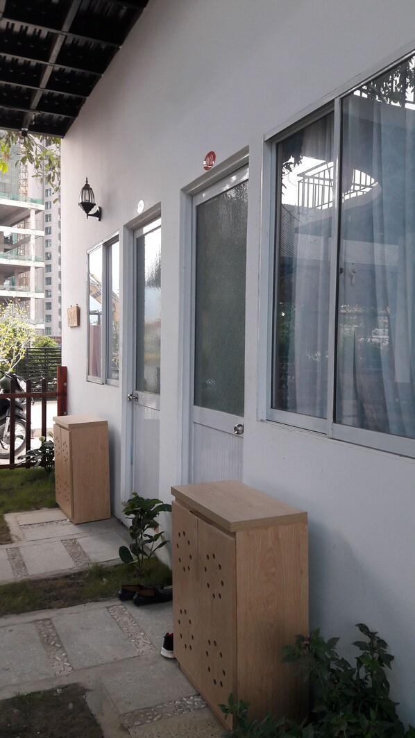 Un edificio con amplios ventanales, una puerta y un armario de madera.