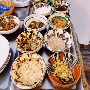 Tägliches Frühstücksbuffet (40 RON pro Person)