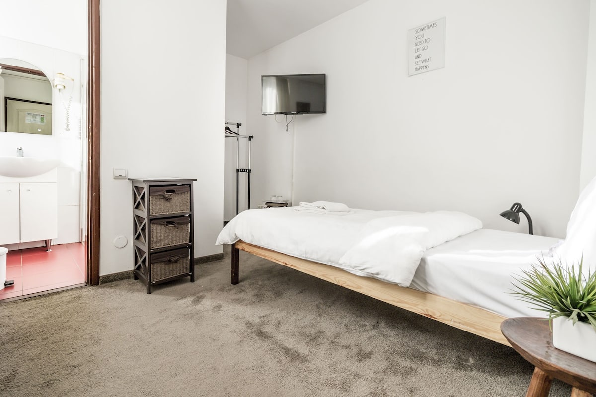 Quarto solteiro standard | Ferros/tábuas de passar roupa, Wi-Fi de cortesia, roupa de cama