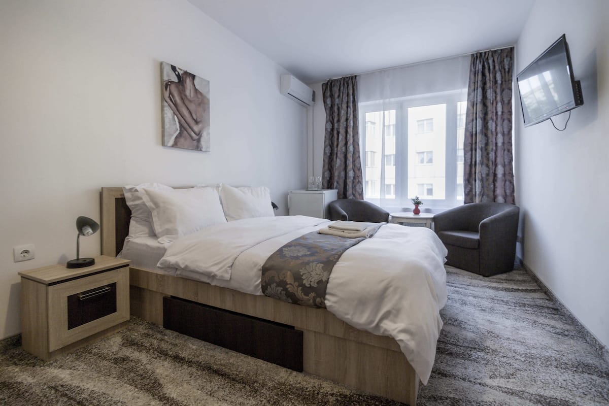 Quarto casal luxo, 1 cama Queen | Ferros/tábuas de passar roupa, Wi-Fi de cortesia, roupa de cama