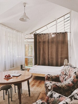 家庭套房, 1 间卧室, 花园景观 | 熨斗/熨板、免费 WiFi、床单