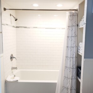 Deluxe Suite | Bathroom | Combined shower/tub, towels - Coastal Suites Resort (Beulah)
