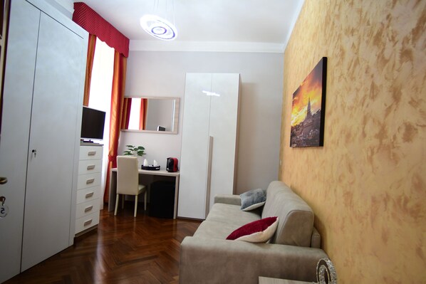 غرفة ديلوكس مزدوجة | أغطية فراش متميزة وخزنة داخل الغرفة ومكتب وستائر تعتيم