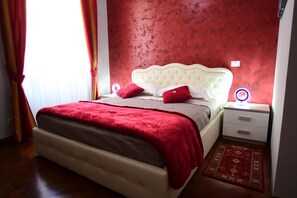 غرفة ديلوكس مزدوجة | أغطية فراش متميزة وخزنة داخل الغرفة ومكتب وستائر تعتيم