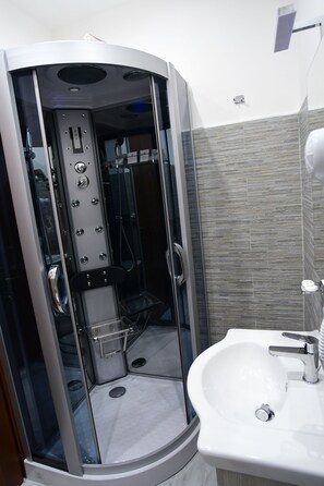 Deluxe-Doppelzimmer | Dusche im Bad