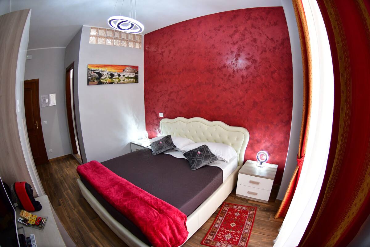 Ropa de cama de alta calidad y caja de seguridad en la habitación 