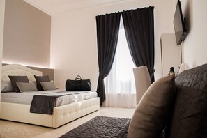 Habitación doble superior | Minibar, caja fuerte, escritorio y camas supletorias