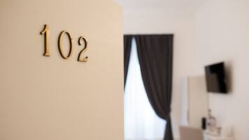 Habitación doble Confort | Minibar, caja de seguridad en la habitación, escritorio y camas extra