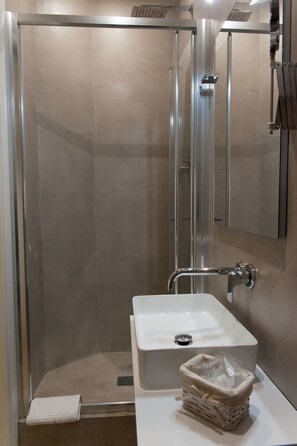 Habitación Confort doble | Ducha del cuarto de baño