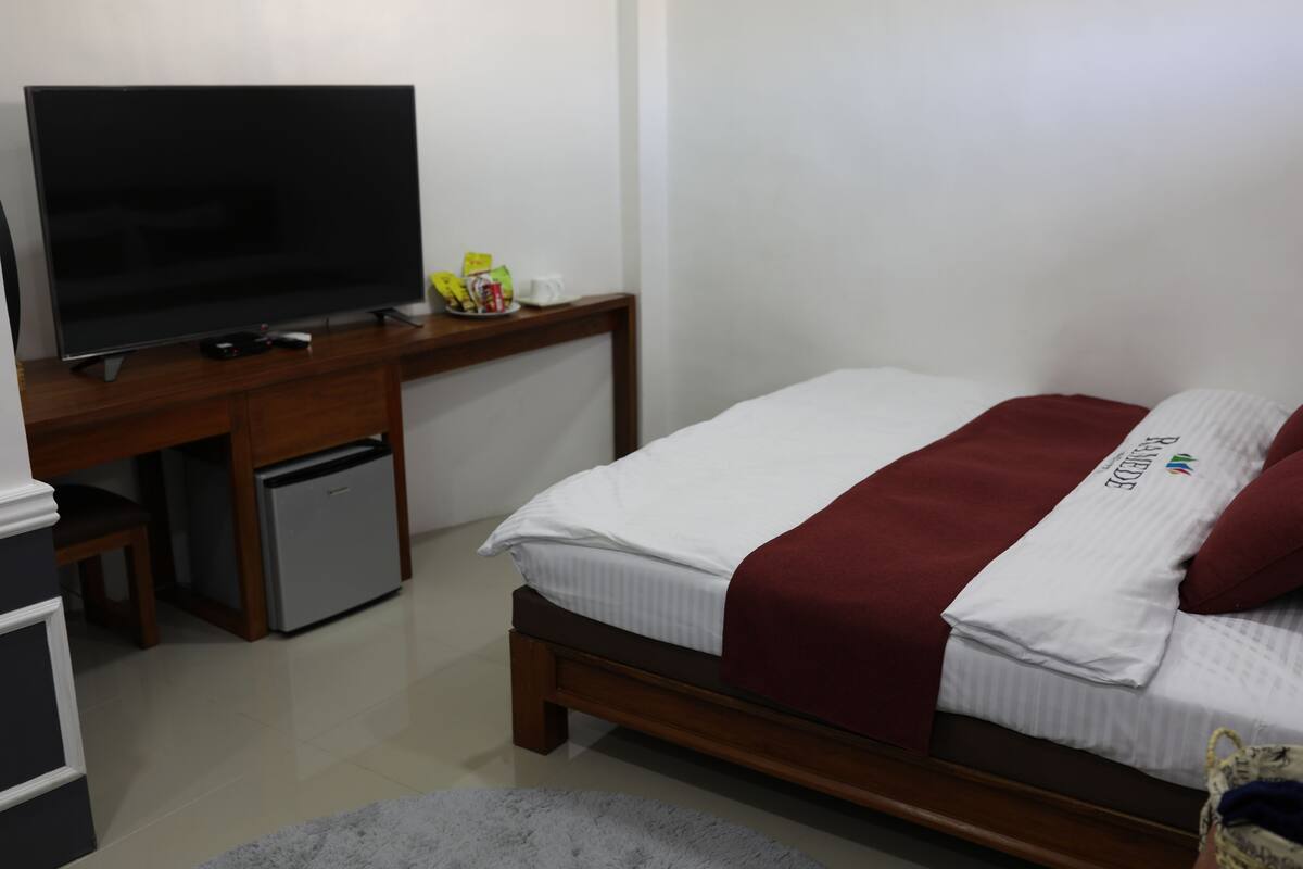 Roupas de cama premium, cofres nos quartos, escrivaninha