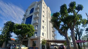 Un edificio a più piani con una grande finestra blu e una facciata bianca.