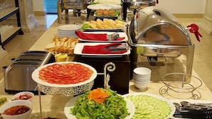 Un tavolo per buffet con diversi cibi e utensili.