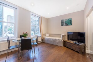 Classic-Apartment, Küche | Wohnbereich
