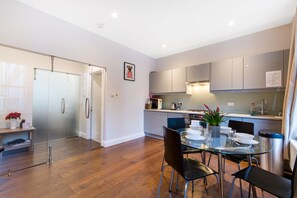 Design-Apartment, 1 Schlafzimmer | Eigene Küche | Großer Kühlschrank, Mikrowelle, Ofen, Herdplatte