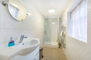 Appartement Design, 1 chambre | Salle de bain | Articles de toilette gratuits, serviettes fournies