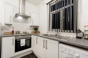 Leilighet – city, 1 dobbeltseng (Apartment D) | Eget kjøkken | Kjøleskap, mikrobølgeovn, ovn og kokeplater