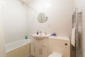 Leilighet – city, 1 dobbeltseng (Apartment D) | Bad | Toalettartikler (inkludert) og håndklær