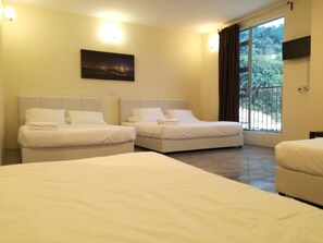 Familie suite, meerdere bedden (6 pax) | Luxe beddengoed, een bureau, een strijkplank/strijkijzer, extra bedden