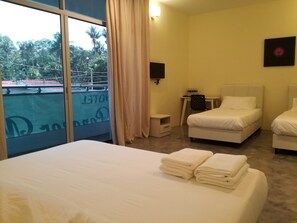 Familie suite, meerdere bedden (4 pax) | Luxe beddengoed, een bureau, een strijkplank/strijkijzer, extra bedden