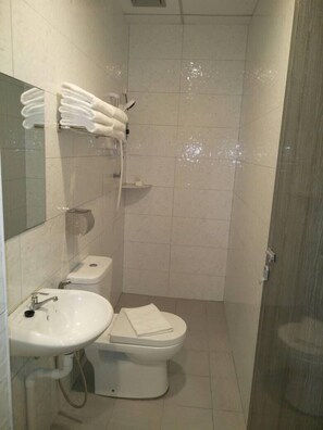 Regadera, amenidades de baño gratuitas, secadora de cabello, toallas