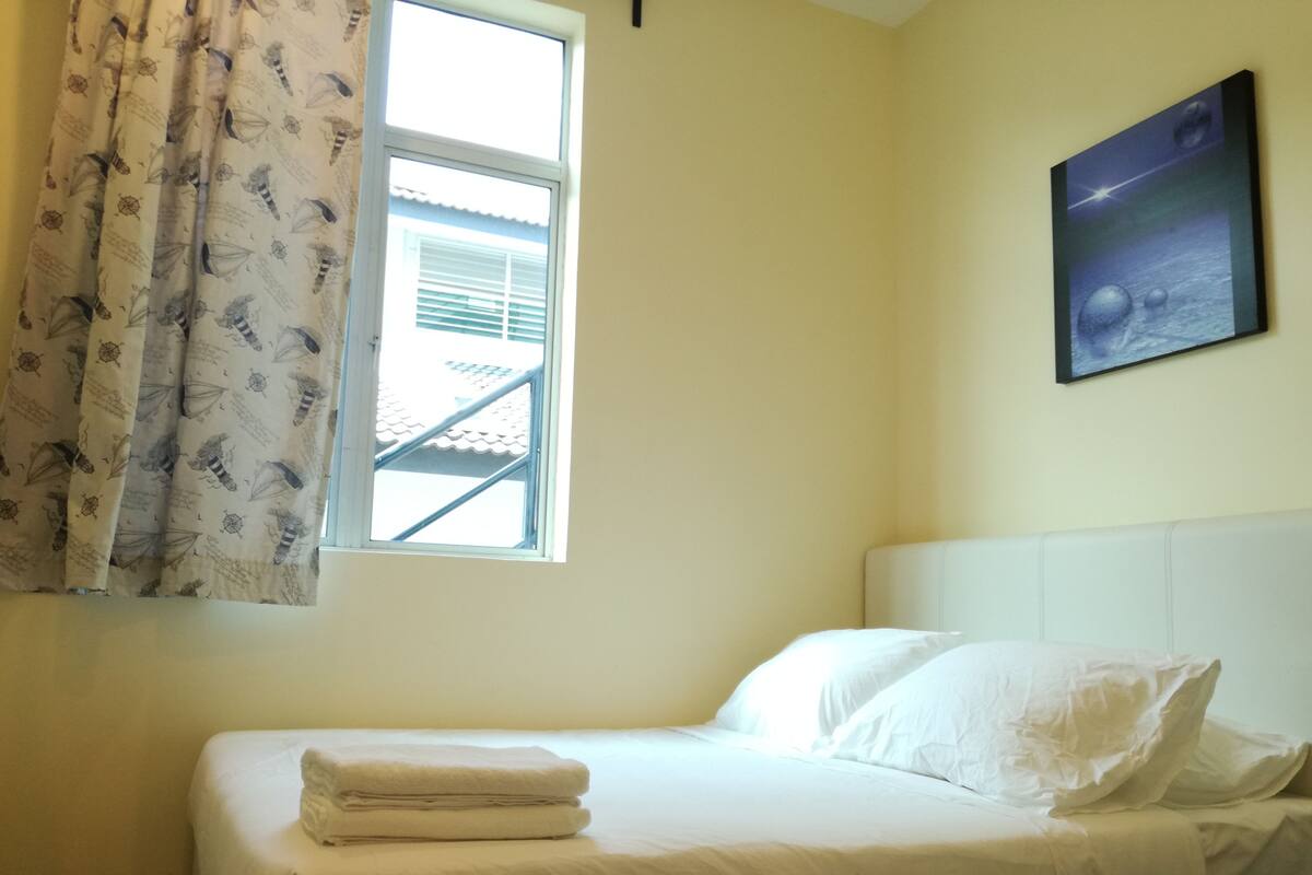 Deluxe Double Room, 1 Queen Bed, with windows | Premium bedding, desk, iron/ironing board (on request)
