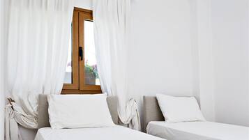 Desk, laptop workspace, iron/ironing board, free WiFi