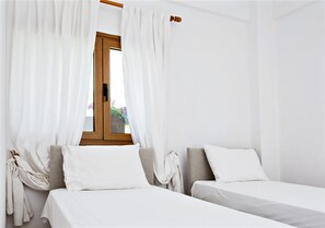 Familienapartment, 2 Schlafzimmer, Terrasse (Economy) | Schreibtisch, laptopgeeigneter Arbeitsplatz, Bügeleisen/Bügelbrett