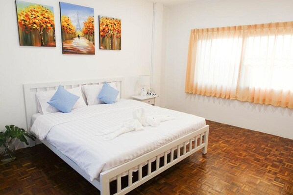 Decoración personalizada, muebles diferentes y cortinas blackout 