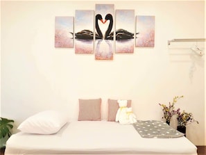 Deluxe House, 3 Bedrooms, Non Smoking | Individually decorated, individually furnished, blackout drapes
