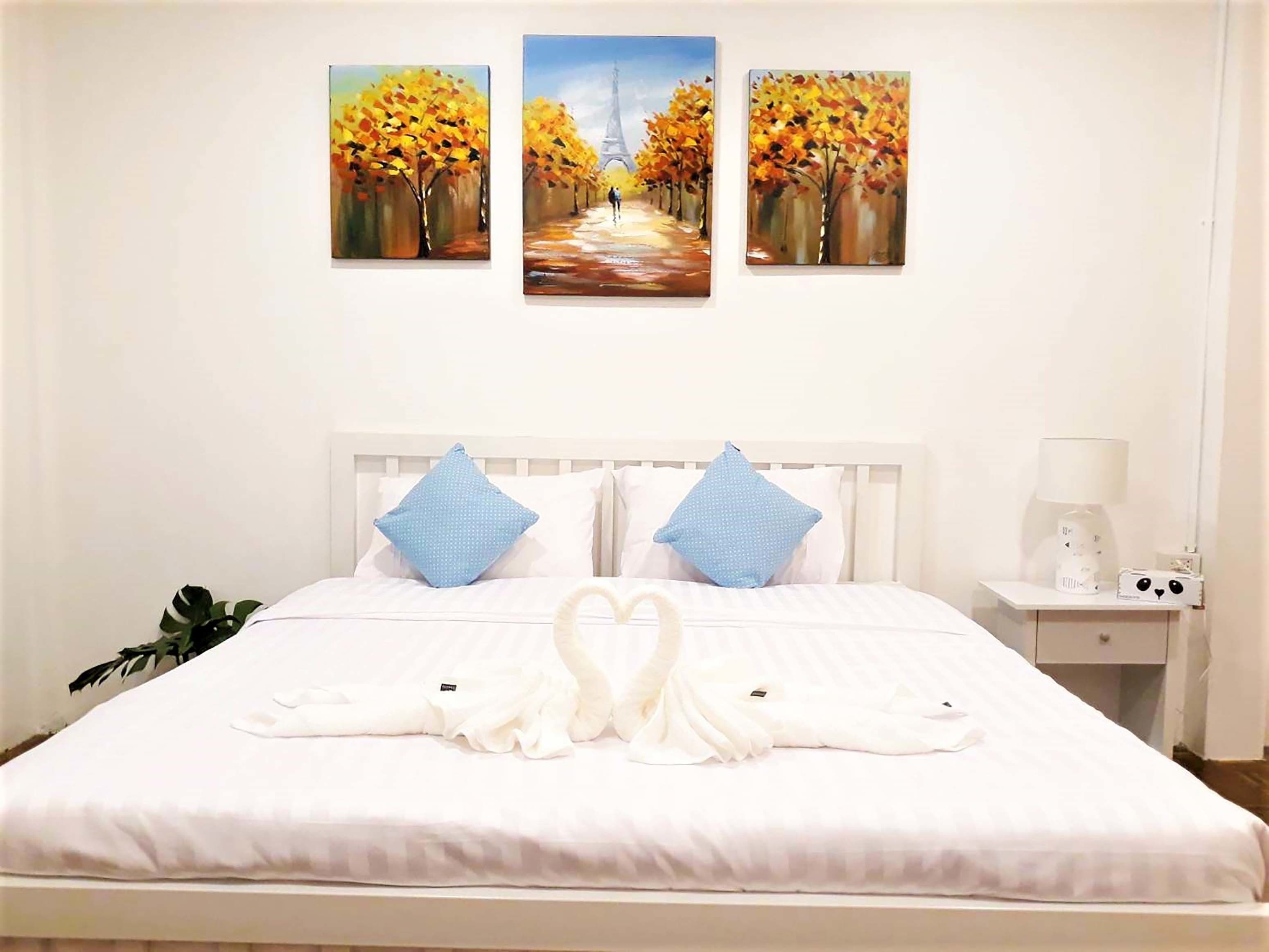 Deluxe Room, Non Smoking, Private Bathroom | Individually decorated, individually furnished, blackout curtains