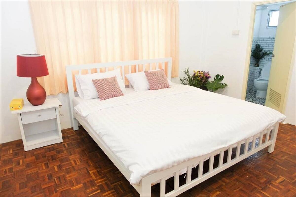Blackout curtains, free cots/infant beds, free WiFi