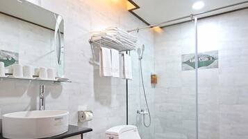 Family Room, Non Smoking, Balcony | Bilik Mandi | Pancuran mandi, kelengkapan dandanan diri percuma, pengering rambut