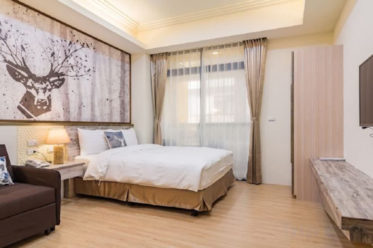 Blackout drapes, WiFi (free), bed sheets