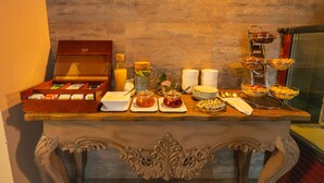 Breakfast buffet - Apartments Almandine (Prague)